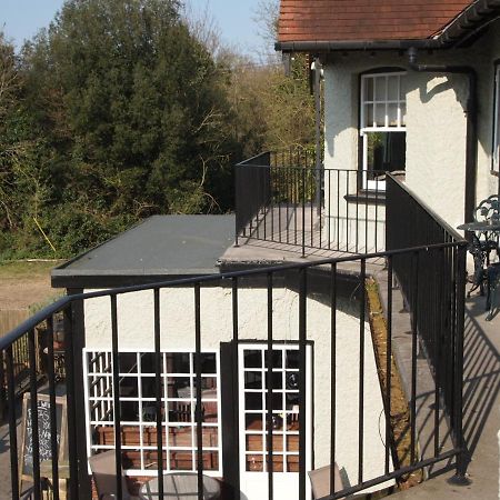 The Weir Hotel Walton-on-Thames Eksteriør bilde