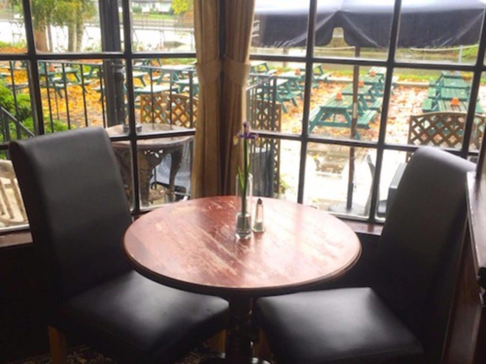 The Weir Hotel Walton-on-Thames Eksteriør bilde