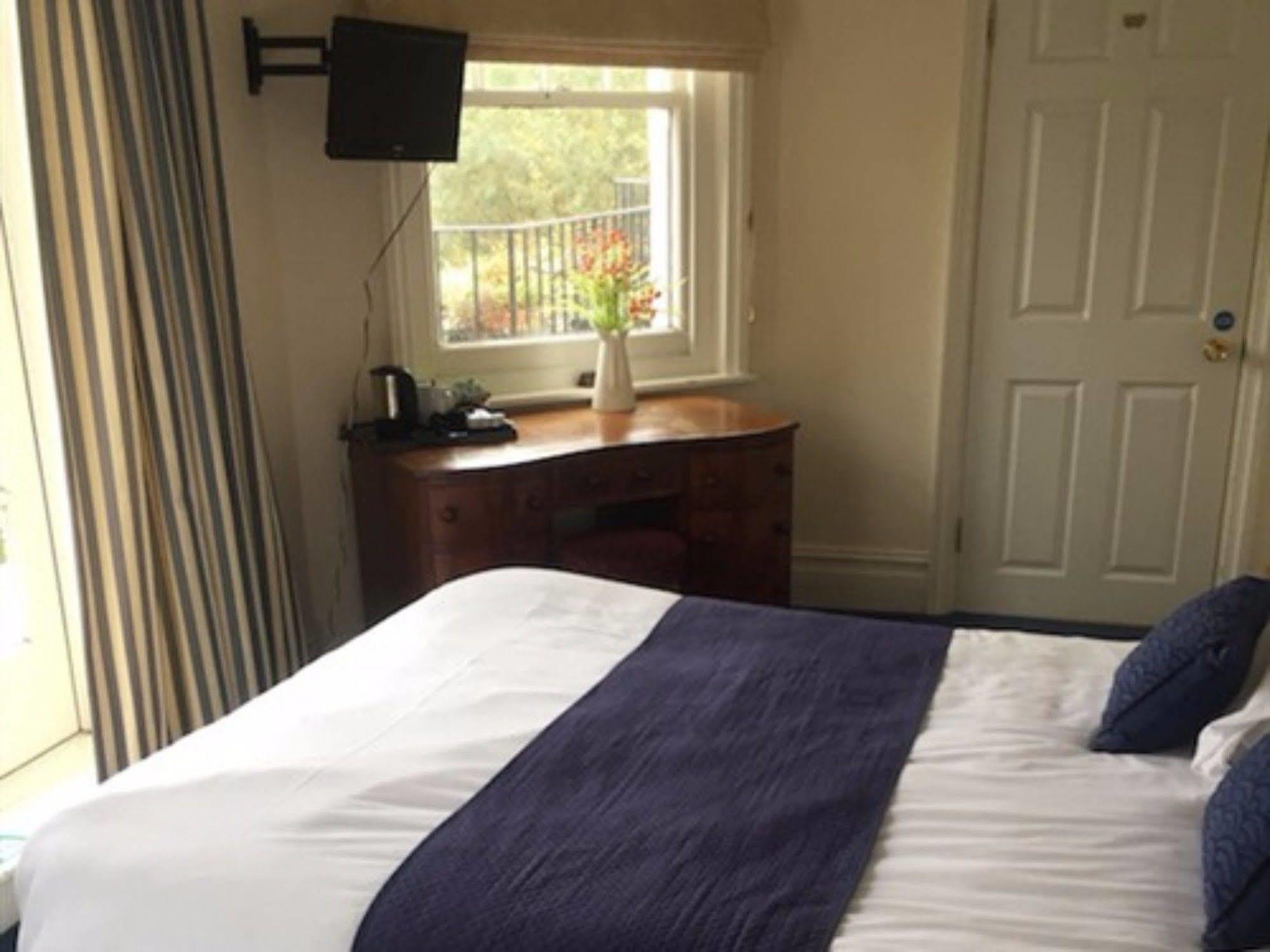 The Weir Hotel Walton-on-Thames Eksteriør bilde