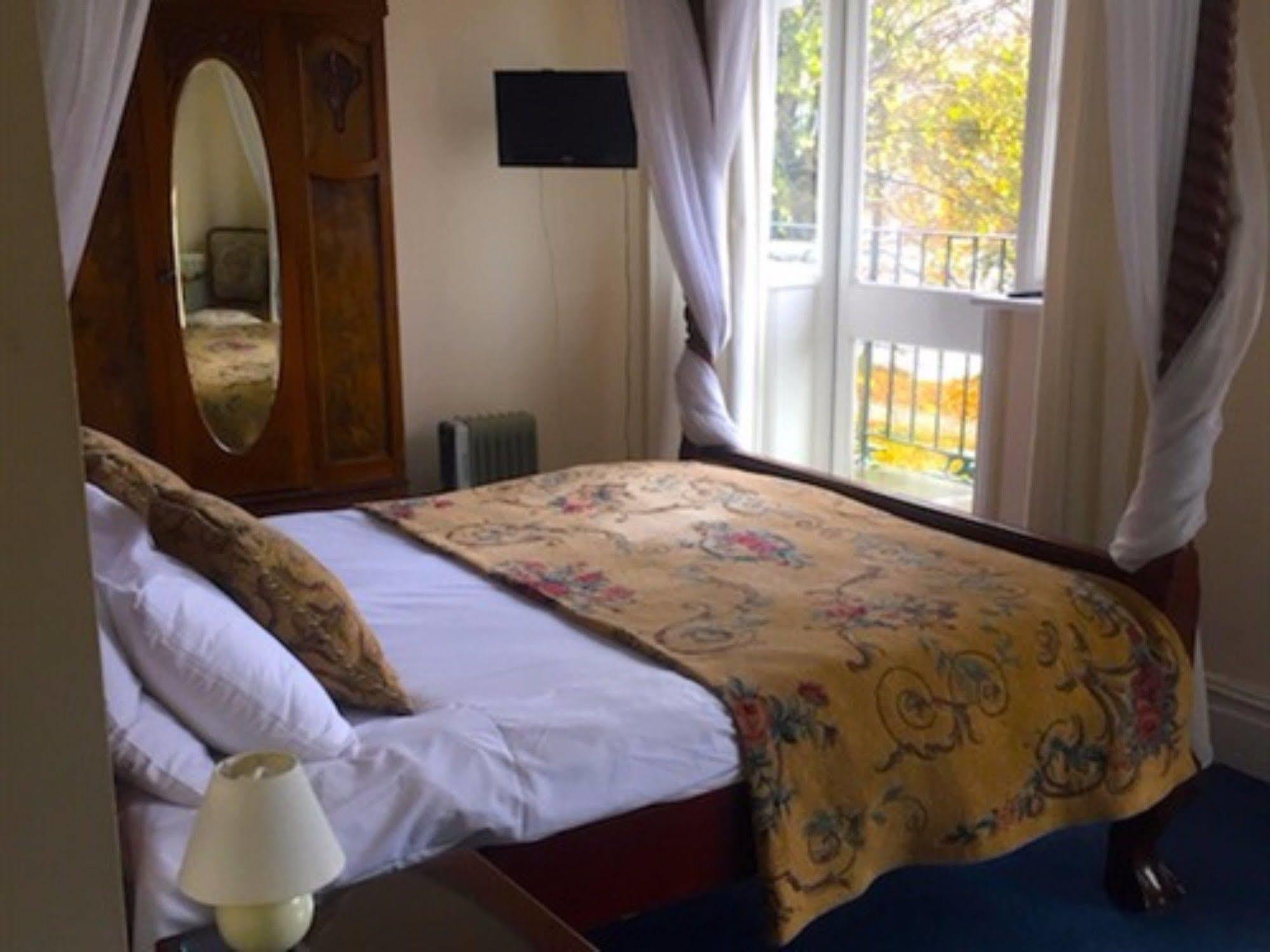 The Weir Hotel Walton-on-Thames Eksteriør bilde