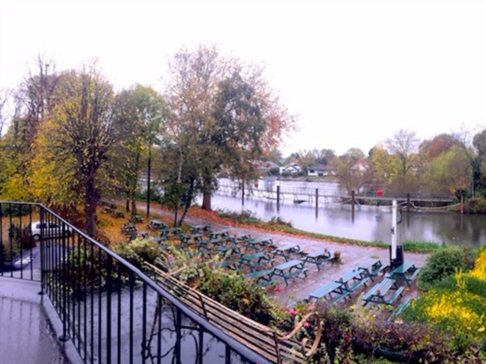 The Weir Hotel Walton-on-Thames Eksteriør bilde
