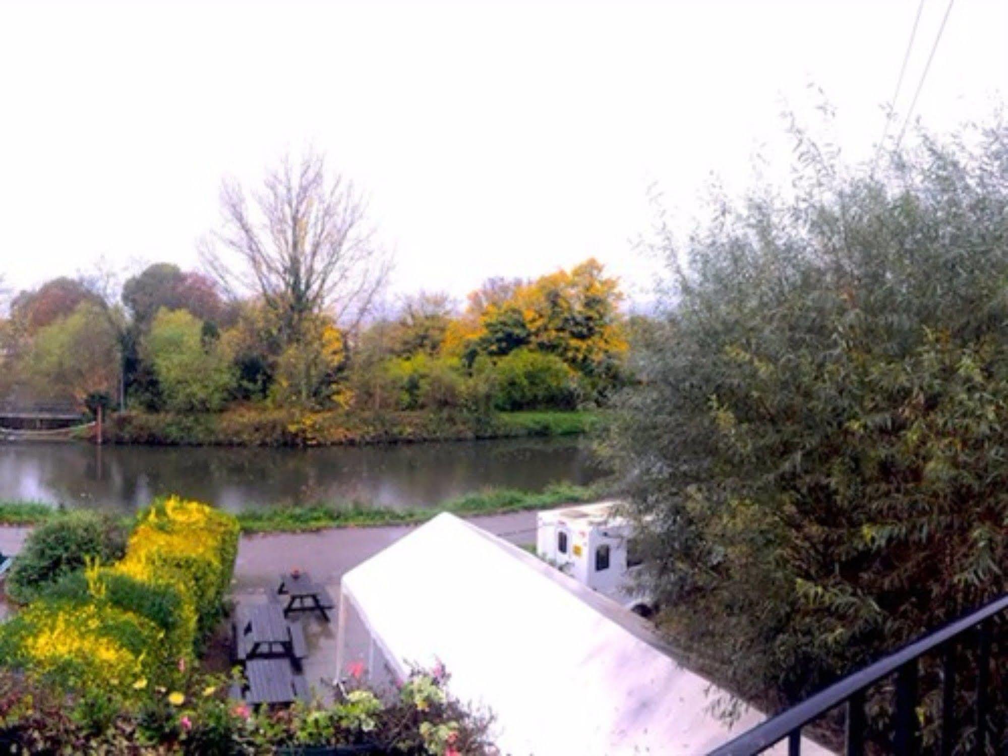 The Weir Hotel Walton-on-Thames Eksteriør bilde