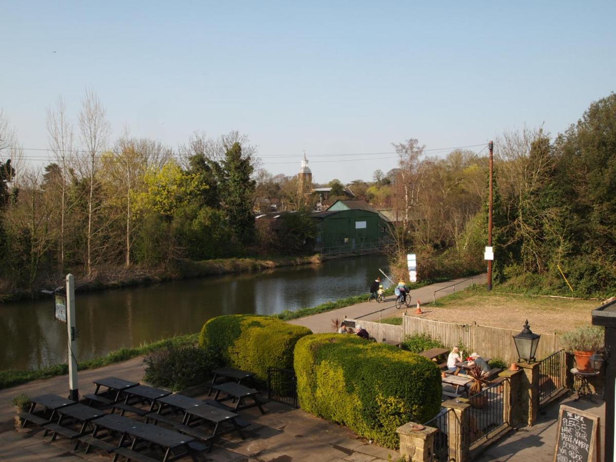 The Weir Hotel Walton-on-Thames Eksteriør bilde