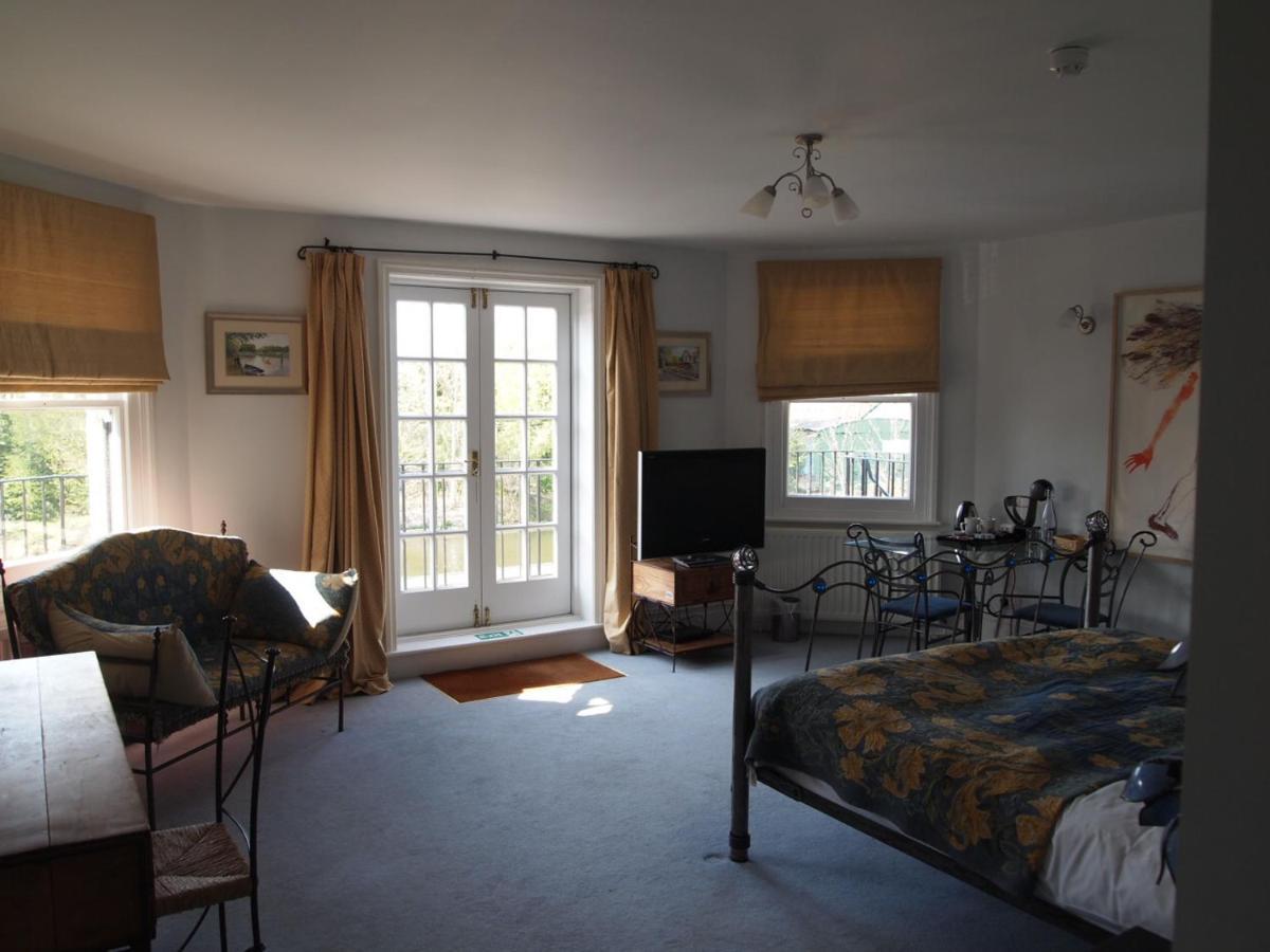 The Weir Hotel Walton-on-Thames Eksteriør bilde