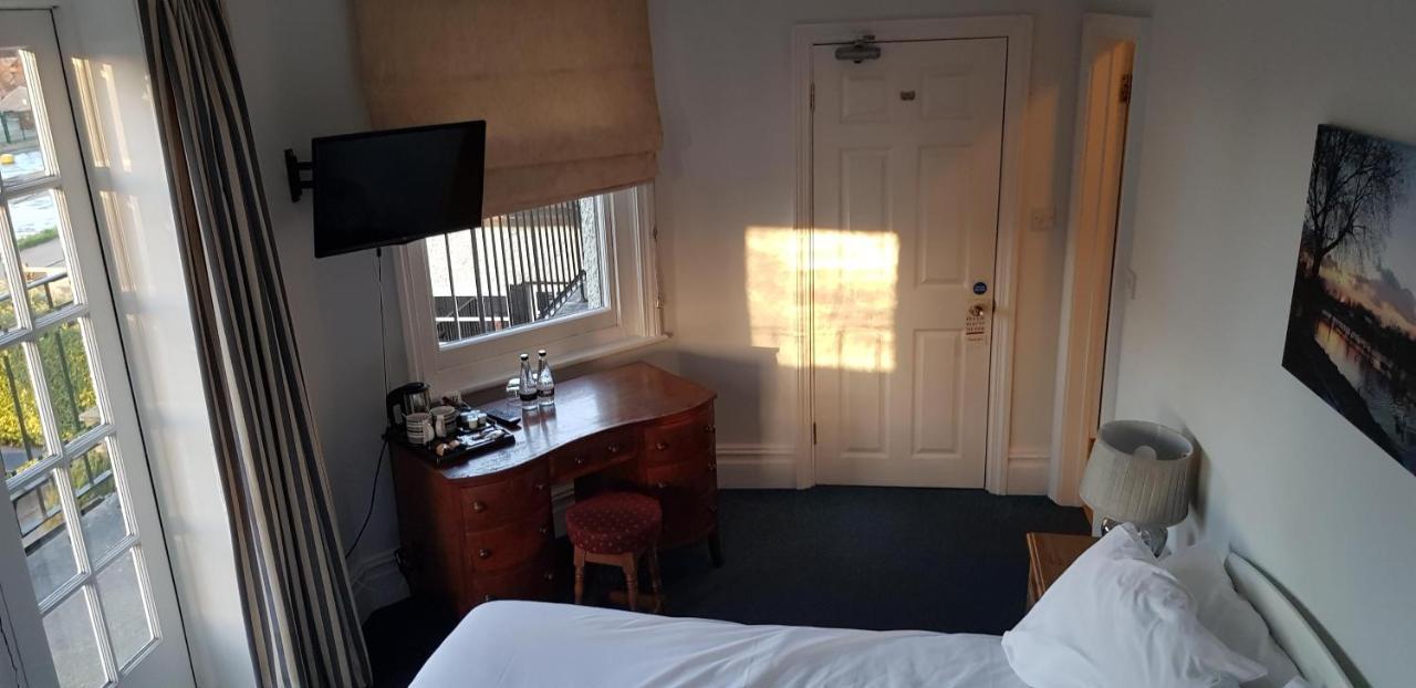 The Weir Hotel Walton-on-Thames Eksteriør bilde