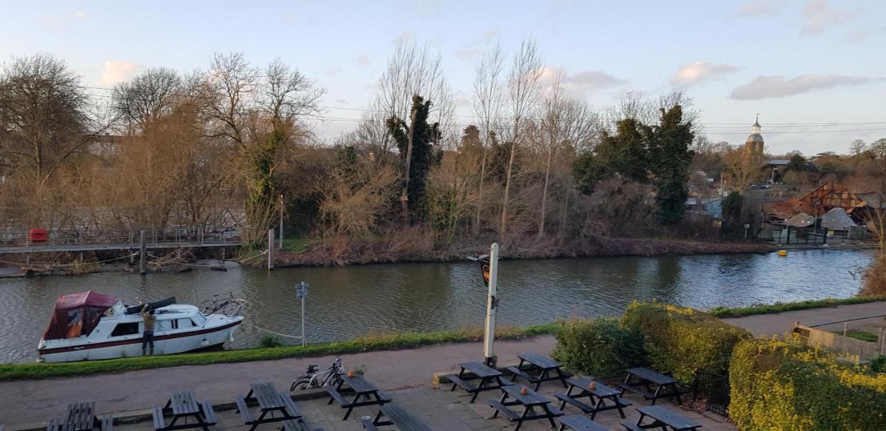 The Weir Hotel Walton-on-Thames Eksteriør bilde