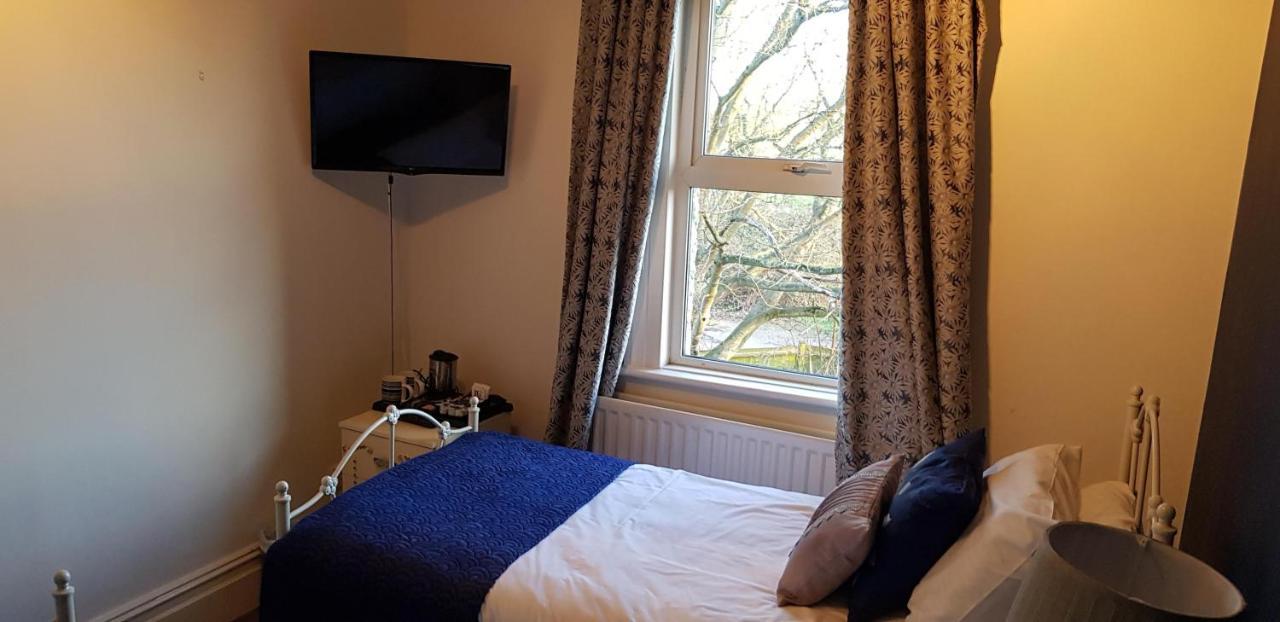 The Weir Hotel Walton-on-Thames Eksteriør bilde